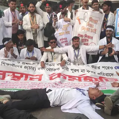 শাহবাগে ম্যাটস শিক্ষার্থীদের সড়ক অবরোধ, ৪ দফা দাবিতে বিক্ষোভ