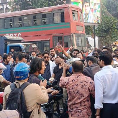 শাহবাগ অবরোধে জনজীবন অচল, চিকিৎসকদের সঙ্গে তর্ক পথচারীদের
