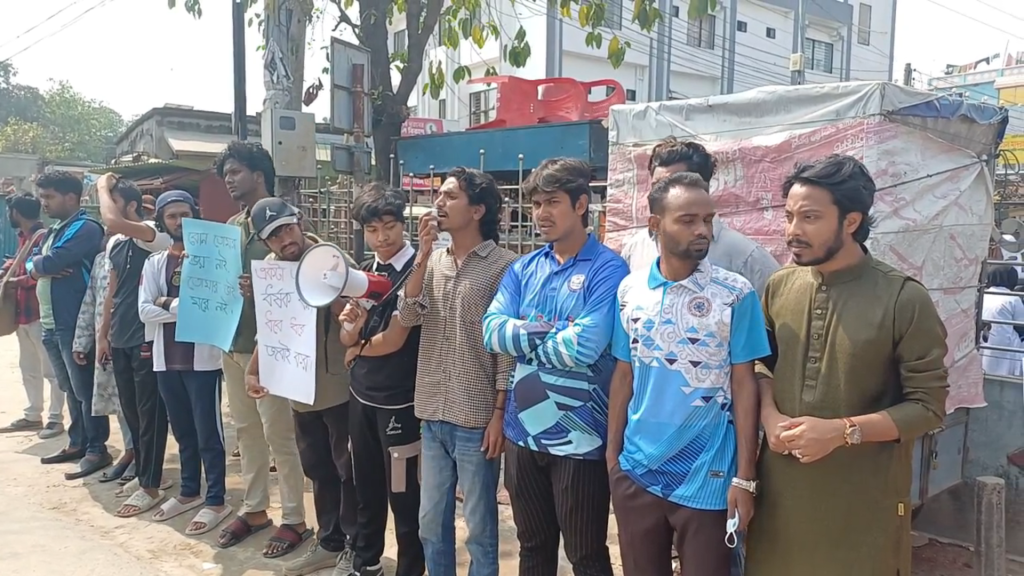 নওগাঁয় ধর্ষন ও আইন শৃঙ্খলার অবনতির বিরুদ্ধে শিক্ষাথীদের মানববন্ধন