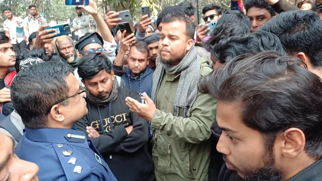 নওগাঁয় ৯ দফা দাবি তুলে ধরে পুলিশ সুপারের কার্যালয়ের সামনে অবস্থান কর্মসূচি পালন করেছে বৈষম্যবিরোধী ছাত্র আন্দোলনকারীরা