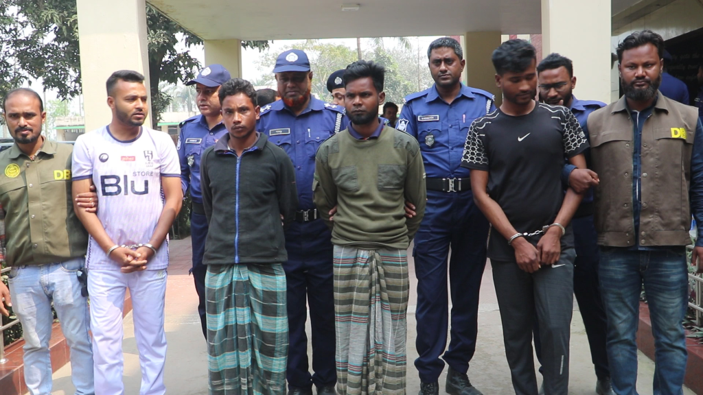 নওগাঁয় ৪ ডাকাতসহ গ্রেফতার ৫