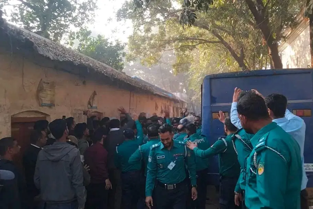 গাজীপুর আদালতে সাবেক মেয়র আসাদুরের ওপর ডিম নিক্ষেপ, বিক্ষুব্ধ জনতার হামলার চেষ্টা
