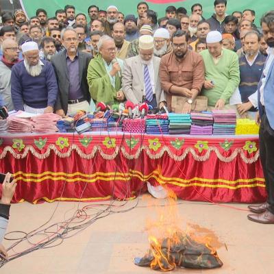ভারতীয় পণ্য বর্জনে রাজশাহীতে বিছানার চাদর পোড়ালেন রিজভী