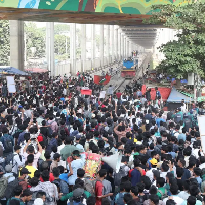 তিতুমীর কলেজকে বিশ্ববিদ্যালয় করার দাবিতে মহাখালীতে সড়ক ও রেলপথ অবরোধ